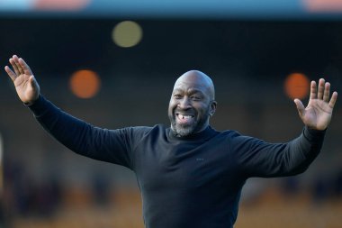 Sheffield 'ın Darren Moore Müdürü, 1 Ekim 202' de İngiltere 'nin başkenti Burslem' deki Vale Park 'ta oynanan Port Vale-Sheffield maçı sonrasında taraftarları selamlıyor.