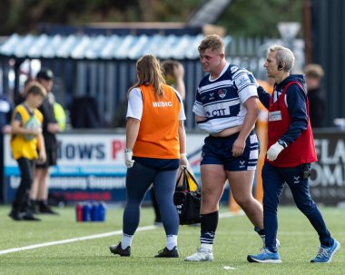 Coventry Rugby 'den Biggs, Şampiyonluk maçında sakatlandıktan sonra sahadan ayrılacak mı? Coventry vs Ealing Trailfinders, Butts Park Arena, Coventry, İngiltere, 1 Ekim 202