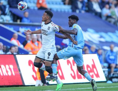 Middlesbrough 'dan Rodrigo Muniz # 9 ve Coventry City # 2' den Jonathan Panzo # 2 'si Coventry City - Coventry Building Society Arena, Coventry, İngiltere, 1 Ekim 202' de oynanan Sky Bet Şampiyonası maçında top için mücadele etti.