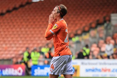Blackpool 'dan Callum Wright 1 Ekim 202' de Bloomfield Road, Blackpool 'da oynanan Blackpool-Norwich City maçında gol atma şansını kaçırdıktan sonra tepki gösterdi.