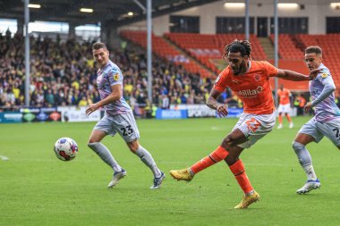 Blackpool # 23 numaralı Dominic Thompson, 1 Ekim 202 'de Bloomfield Road, Blackpool' da oynanan Blackpool-Norwich City maçında gol atarken görülüyor.
