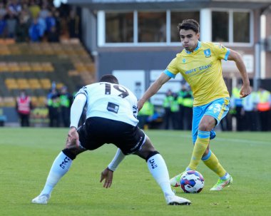 Sheffield 'den Reece James Çarşamba günü Port Vale' den Gavin Massey 'e koşuyor. 1 Ekim 202, Vale Park, Burslem, İngiltere' de Çarşamba günü oynanan Port Vale-Sheffield maçında.
