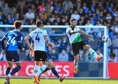 Plymouth Argyle defans oyuncusu Dan Scarr (6), 1 Ekim 202 'de Adams Park, High Wycombe' da Wycombe Wanderers - Plymouth Argyle maçında topu temizledi.
