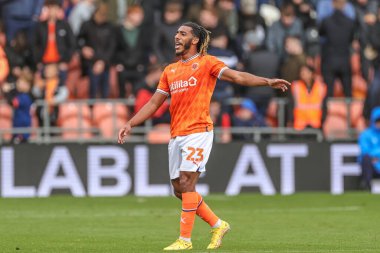 Blackpool 'dan Dominic Thompson takımına 1 Ekim 202' de Bloomfield Road, Blackpool 'da oynanan Blackpool-Norwich City maçında talimat veriyor.