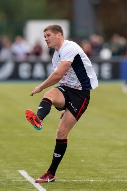  Saracens 'ın 10 numaralı Owen Farrell, 1 Ekim 202' de StoneX Stadyumu 'nda oynanan Saracens-Leicester Tigers maçından önce ısınıyor.