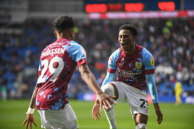 Burnley 'den 23 numaralı Nathan Tella, 1 Ekim 202' de Cardiff City Stadyumu 'nda oynanan Sky Bet Şampiyonası maçında 0-1' lik galibiyetini kutluyor.