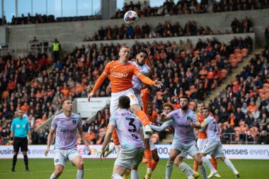 Blackpool 'dan 19 numaralı Shayne Lavery topu kalede önde götürüyor ama 1 Ekim 202' de Bloomfield Road, Blackpool, İngiltere 'de oynanan Blackpool-Norwich City maçında açık ara önde gidiyor.