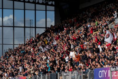 Saracens taraftarları, 1 Ekim 202 'de StoneX Stadyumu' nda oynanan Gallagher Premiership maçında Saracens, Leicester Tigers maçını bir kez daha kutladılar.