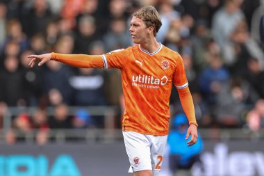 Blackpool 'dan Callum Wright takımına 1 Ekim 202' de Bloomfield Road, Blackpool 'da oynanan Blackpool-Norwich City maçında talimat veriyor.