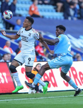Middlesbrough 'dan Rodrigo Muniz # 9 ve Coventry City # 2' den Jonathan Panzo # 2 'si Coventry City - Coventry Building Society Arena, Coventry, İngiltere, 1 Ekim 202' de oynanan Sky Bet Şampiyonası maçında top için mücadele etti.