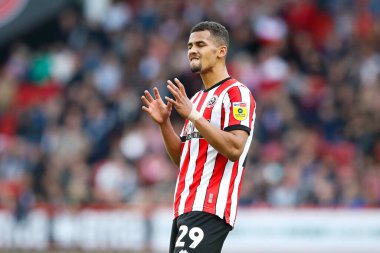 Sheffield United takımının 29 numaralı oyuncusu Sheffield United 'ın 1 Ekim 202' de Bramall Lane, Sheffield City 'de oynadığı Sky Bet Şampiyonası maçında attığı şutla golü kaçırdıktan sonra tepki gösterdi.