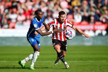 Sheffield United 'dan George Baldock # 2 ve Birmingham City' den Emmanuel Longelo # 23 Gökyüzü İddia Şampiyonası maçında Sheffield United, Birmingham City 'ye karşı Bramall Lane, Sheffield, Birleşik Krallık, 1 Ekim 202