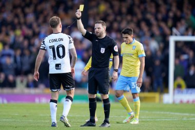 Hakem Chris Pollard, 1 Ekim 202 'de İngiltere' nin Burslem kenti Vale Park 'ta oynanan Sky Bet 1 maçı sırasında Sheffield' li Josh Windass 'a faul yaptığı için Port Vale' de sarı kart gösteriyor.