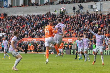 Blackpool 'dan Gary Madine kalede topu alıyor ama 1 Ekim 202' de Bloomfield Road, Blackpool 'da oynanan Blackpool-Norwich City maçında barın üzerinden geçiyor.