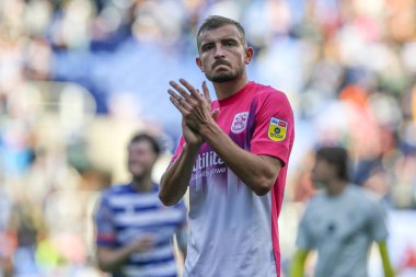 Huddersfield Town 'dan Micha Helik, Sky Bet Şampiyonası' nın son düdüğündeki taraftarları alkışlıyor. 1 Ekim 2022 'de Birleşik Krallık' ın Oto Kiralama Stadyumu 'nda Huddersfield Town' a karşı oynanan karşılaşma.