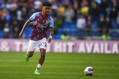 Burnley 'den Ian Maatsen # 29, Sky Bet Şampiyonası maçında Cardiff City, Cardiff City Stadyumu' nda Burnley 'e karşı, 1 Ekim 202