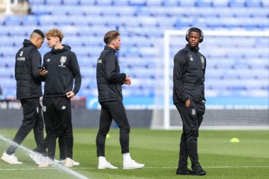 Huddersfield oyuncuları 1 Ekim 202 'de İngiltere' nin Reading şehrinde oynanan Seect Car Leasing Stadyumu 'nda oynanan Sky Bet Şampiyonası maçında stadyuma geldiler.