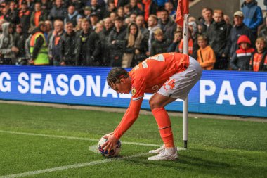 Blackpool 'dan Callum Wright 1 Ekim 202' de Bloomfield Road, Blackpool 'da oynanan Blackpool-Norwich City maçında köşeyi dönmeye hazırlanıyor.