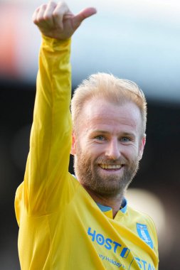 Sheffield 'den Barry Bannan, 1 Ekim 202' de İngiltere 'nin Burslem kenti Vale Park' ta oynanan Port Vale - Sheffield maçı sonrasında taraftarları selamlıyor.