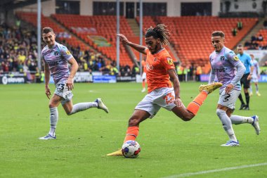 Blackpool # 23 numaralı Dominic Thompson, 1 Ekim 202 'de Bloomfield Road, Blackpool' da oynanan Blackpool-Norwich City maçında gol atarken görülüyor.