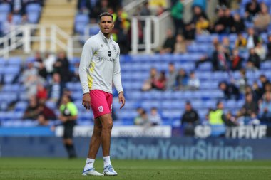 Huddersfield Town 'dan Jon Russell 1 Ekim 202' de Birleşik Krallık 'ın Oto Kiralama Stadyumu' nda oynanan Sky Bet Şampiyonası karşılaşmasında ısınıyor.