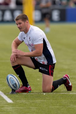  Saracens 'ın 10 numaralı Owen Farrell, 1 Ekim 202' de StoneX Stadyumu 'nda oynanan Saracens-Leicester Tigers maçından önce ısınıyor.