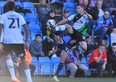 Plymouth Argyle orta saha oyuncusu Adam Randell (20), 1 Ekim 202 'de Adams Park, High Wycombe' da Wycombe Wanderers - Plymouth Argyle maçında topu havada tutuyor.