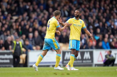 Sheffield 'li Michael Ihiekwe, 1 Ekim 202' de İngiltere 'nin Burslem kenti Vale Park' ta oynanan Sky Bet 1 karşılaşmasında golcü Will Vaulks ile kutlama yapıyor.