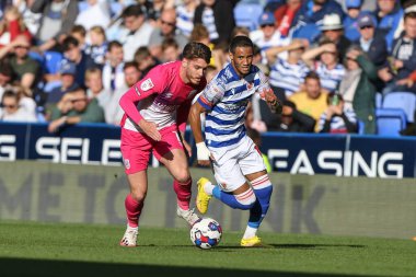 Huddersfield Town 'dan Connor Mahoney, Sky Bet Şampiyonluk maçında topla koşuyor. Reading - Huddersfield Town - Select Car Leasing Stadium, Reading, İngiltere, 1 Ekim 202