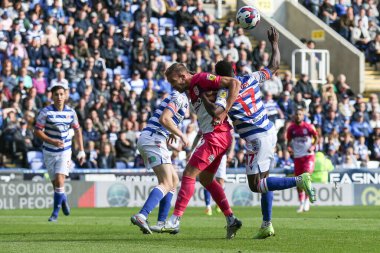 Huddersfield Town 'dan Jordan Rhodes # 9 ve Reading # 17 Reading Yiadom # 17 Sky Bet Şampiyonası' nda top için mücadele ediyor Huddersfield Town 'a karşı Select Car Kiralama Stadyumu, İngiltere, 1 Ekim 202