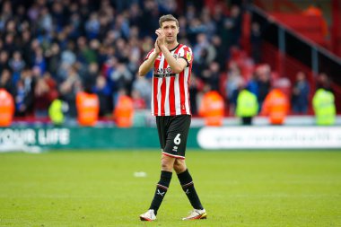 Sheffield United 'dan Chris Basham, 1 Ekim 202' de Bramall Lane, Sheffield, İngiltere 'de oynanan Sheffield United - Birmingham City maçından sonra taraftarları alkışladı.