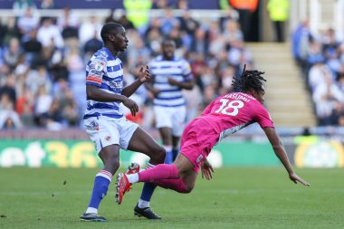 Huddersfield Town 'dan 18 numaralı David Kasumu, 1 Ekim 2022' de Birleşik Krallık 'ın Oto Kiralama Stadyumu' nda oynanan Gökyüzü İddia Şampiyonası karşılaşmasında Reading vs Huddersfield Town 'ın 11.