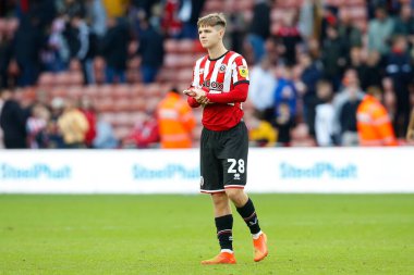 Sheffield United 'dan James McAtee, 1 Ekim 202' de Bramall Lane, Sheffield, İngiltere 'de oynanan Sheffield United - Birmingham City maçından sonra taraftarları alkışlıyor.