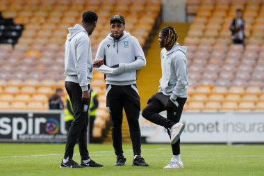 Tyreeq Bakinson, 1 Ekim 202 'de İngiltere' nin Burslem kentinde Çarşamba günü Vale Park 'ta oynanan Sky Bet 1 maçı öncesinde sahada Mallik Wilks ve Alex Mighten ile konuşuyor.