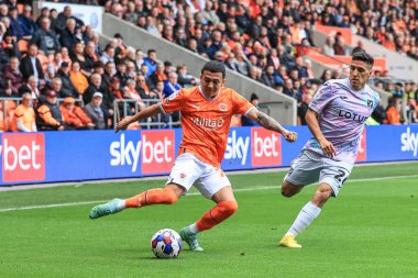 Blackpool 'dan Ian Poveda 1 Ekim 202' de Bloomfield Road, Blackpool 'da oynanan Blackpool-Norwich City maçında topu geçiyor.