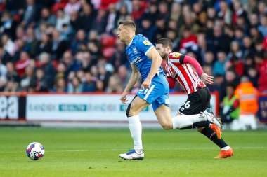 Birmingham City 'den 31 numaralı Krystian Bielik ve Sheffield United' ın 16 numaralı oyuncusu Sheffield United, Birmingham City 'ye karşı Bramall Lane, Sheffield, Birleşik Krallık, 1 Ekim 202
