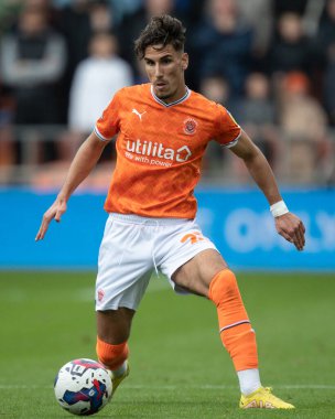 Blackpool 'dan Theo Corbeanu 21 Ekim 202' de Bloomfield Road, Blackpool 'da oynanan Blackpool-Norwich City maçında topa vuruyor.