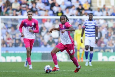 Huddersfield Kasabası 'ndan David Kasumu, Sky Bet Şampiyonası' nda Reading 'e karşı Huddersfield Town' da 1 Ekim 202 'de oynanan Select Car Leasing Stadyumu' nda top üzerinde.