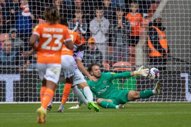 Norwich City 'den 22 numaralı Teemu Pukki, 1 Ekim 202' de Bloomfield Road, Blackpool 'da oynanan Blackpool-Norwich City maçında 1-0 berabere kaldı.