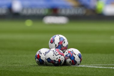 EFL Puma, 1 Ekim 202 'de Birleşik Krallık' taki Select Car Leasing Stadyumu 'nda oynanan Sky Bet Şampiyonası karşılaşmasında ısınma maçından önce sahada topları atıyor.