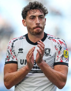 Middlesbrough 'dan Matt Crooks, Coventry Building Society Arena, Coventry, İngiltere, 1 Ekim 202' de oynanan Sky Bet Şampiyonası maçından sonra gezgin taraftarları alkışlıyor.