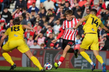 Sunderland 'dan Jack Clarke # 20, İngiltere' nin Sunderland şehrinde 1 Ekim 202 'de oynanan Sky Bet Şampiyonası maçında Preston' dan Jordan Storey # 12 ile savaşıyor.