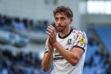 Middlesbrough 'dan Matt Crooks, Coventry Building Society Arena, Coventry, İngiltere, 1 Ekim 202' de oynanan Sky Bet Şampiyonası maçından sonra gezgin taraftarları alkışlıyor.