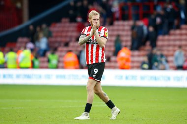 Sheffield United 'dan Oliver McBurnie, 1 Ekim 202' de Bramall Lane, Sheffield, İngiltere 'de oynanan Sheffield United - Birmingham City maçından sonra taraftarları alkışlıyor.