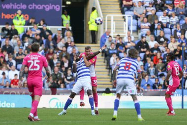 Reading 'den Lucas Joo # 9 ve Huddersfield Town' dan Micha Helik # 39 Sky Bet Şampiyonası karşılaşmasında Huddersfield Town 'a karşı Seect Car Leasing Stadyumu, Reading, İngiltere, 1 Ekim 2022