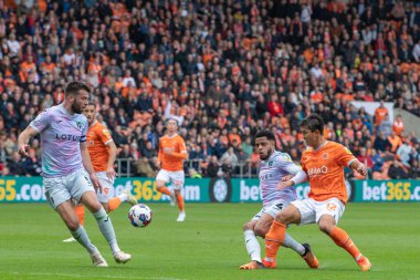 Norwich City 'den Andrew Omobamidele 1 Ekim 202' de Bloomfield Road, Blackpool 'da Blackpool Norwich City' e karşı oynanan Gökyüzü İddia Şampiyonası maçında berraklaşan Kenny Dougall # 12 numaralı Blackpool oyuncusuna koşuyor.