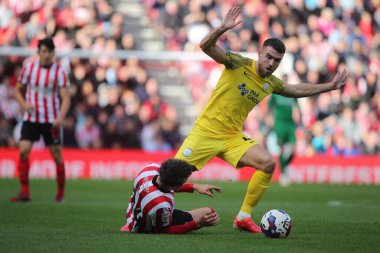 Sunderland # 24 numaralı Dan Neil, 1 Ekim 202 'de İngiltere' nin Sunderland şehrinde oynanan Sunderland-Preston North End maçında Preston 'dan Ben Whiteman # 4 numaralı oyuncuyu yere serdi.