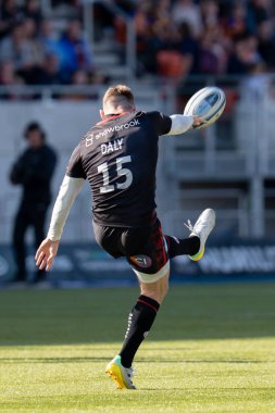  Saracens 'ın 15 numaralı oyuncusu Saracens, Leicester Tigers' a karşı 1 Ekim 202 'de StoneX Stadyumu' nda oynanan Gallagher Premiership maçında topu temizledi.