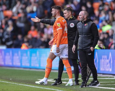 Blackpool 'dan Gary Madine, Blackpool 1 Ekim 202' de Bloomfield Road 'da oynanan Blackpool-Norwich City maçında ikinci yarıda sahaya çıkmaya hazırlanıyor.
