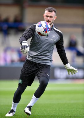 Plymouth Argyle kalecisi Callum Burton (25), 1 Ekim 202 'de Adams Park, High Wycombe' da Wycombe Wanderers - Plymouth Argyle maçında ısındı.
